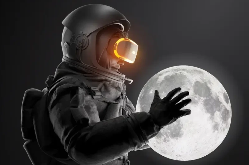 Ein Astronaut in einem Raumanzug trägt ein leuchtendes Virtual-Reality-Headset und hält scheinbar den Mond in den Händen vor einem dunklen Hintergrund.