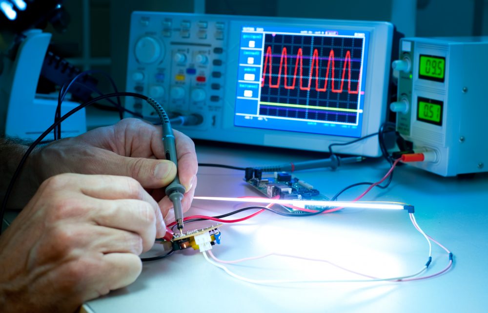 Inspektionstechniken in der Elektrotechnik: Techniker testet elektronische Geräte im Servicecenter